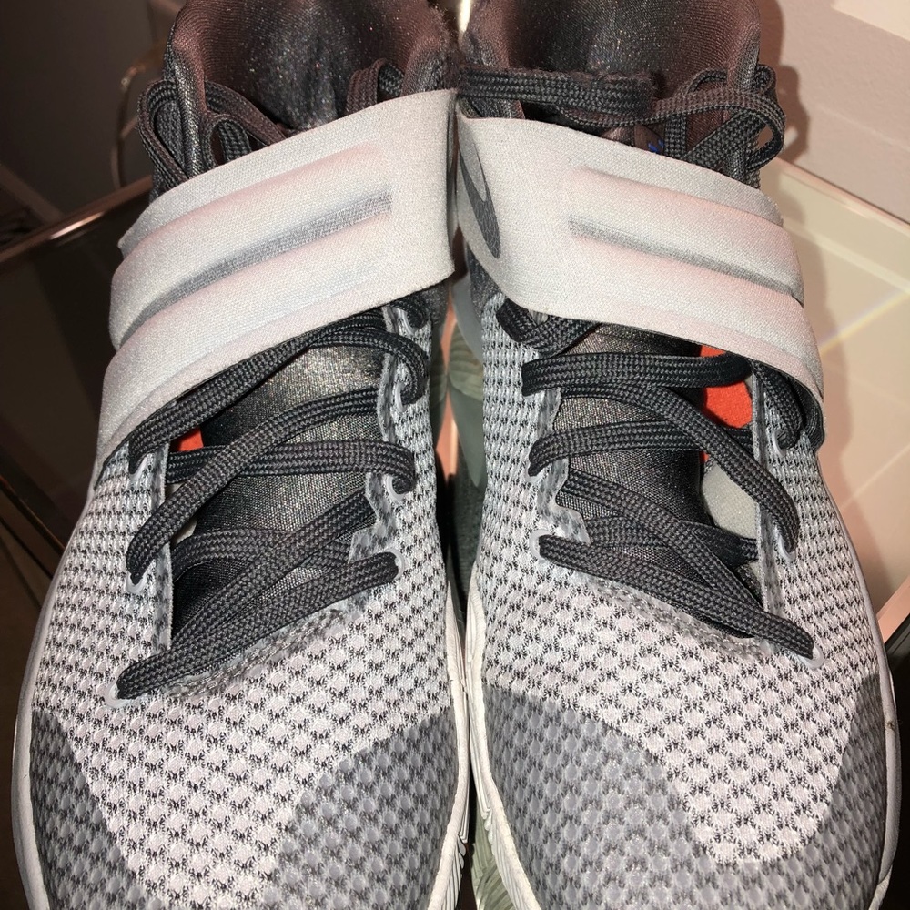 Barely Worn Kyrie 2 Sneakers